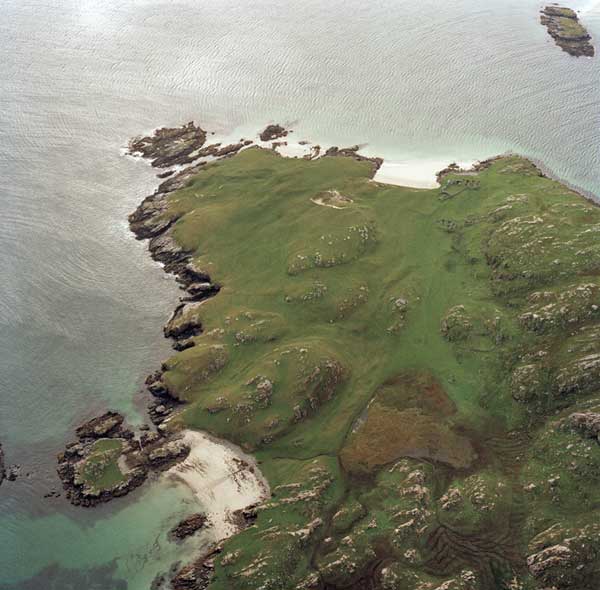 Fig. H1.7. Aerial view of the South end of Pabaigh Mr from the north; Teampuill Pheadair is visible in the foreground above the sandy beach (SC 1093045, taken 25 Sep 2004. Crown Copyright: RCAHMS) - click for a larger image