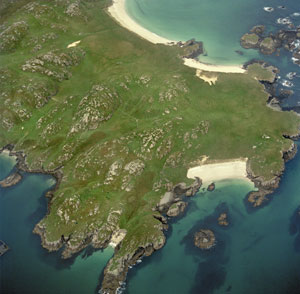 Fig. H10.5. Aerial view of Teampull Bernaraigh Beag and Pabanish from the south-east. The graveyard lies to the left of the beach in the centre of the photograph (SC 1093049, taken 25 Sep 2005. Crown Copyright: RCAHMS) - click for a larger image