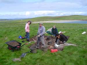 Excavation at the Sneeans, July 2004. L-R: Beverley Ballin Smith, Nigel Melton, Barbara Crawford and Debbie Scott (Jo Thomas) - click for a larger image